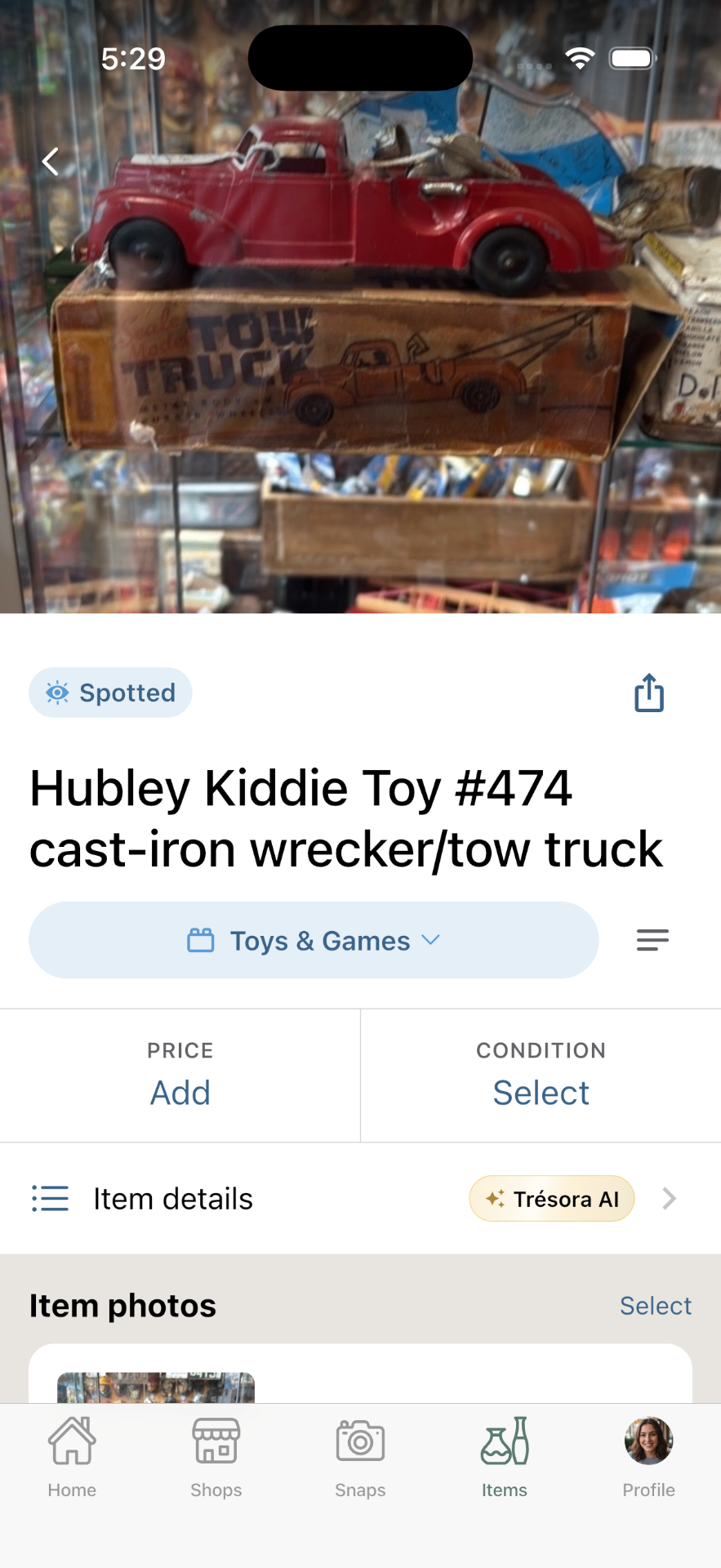Trésora item detail for a Hubley cast-iron tow truck, marked Spotted